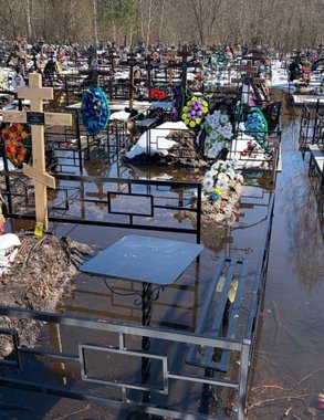 "Усопших хоронят прямо в воду": в Кирове затопило Новомакарьевское кладбище
