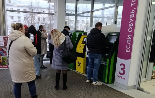 Жители Кирова не могут платить картами и снять наличные деньги