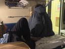 "Пришлось загонять на верхнюю полку с милицией": битва за нижнии кровати глазами проводников из первых уст