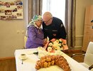 Александр Соколов встретился с 95-летней труженицей тыла из Слободского и ее внуком