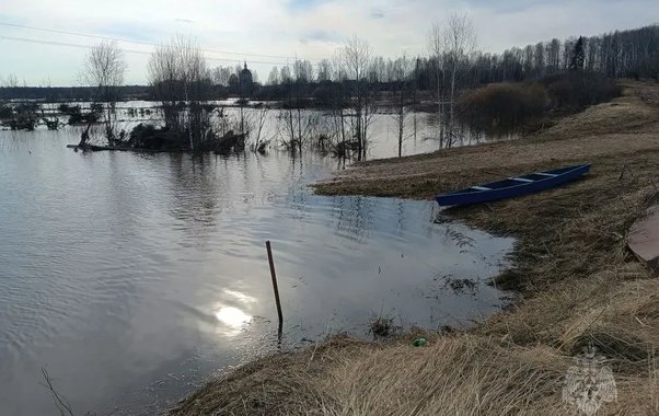 В Кировской области 10 участков дорог и один мост остаются под водой