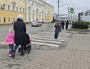 Школьники из Кирова наплевали в коляску молодой матери