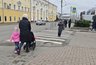 Школьники из Кирова наплевали в коляску молодой матери