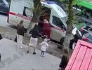 Рухнул под колеса: в Кирове скорая наехала на своего водителя. Видео
