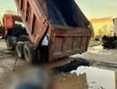 Под Кировом мужчину убило бортом самосвала на территории школы