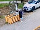 "Бесовщины наставили": в Кирове бабуля вырвала с корнем фигурку кикимору и засветилась на видео
