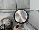 Забудьте про металлические губки и часовое оттирание нагара: просто кладу сковороду в пакет — и она сияет