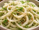 Режет глаза и перебивает вкус мяса? Забудьте: вот рецепт идеального маринованного лука, который тает во рту и хранится 3 дня