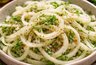 Режет глаза и перебивает вкус мяса? Забудьте: вот рецепт идеального маринованного лука, который тает во рту и хранится 3 дня