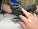 Снимите 7 лет одной кистью: 10 оттенков маникюра для женщин 50+ в летнем сезоне 2026