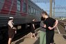Мусорный пакет над головой, тапки под ногами и кипяток на лицо: что бесит в поезде больше всего - 7 раздражающих ситуаций