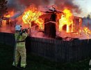Пять пожарных расчетов тушили дом у старого моста в Кирове
