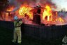 Пять пожарных расчетов тушили дом у старого моста в Кирове