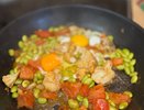 Чижи-бижи за 5 минут: пошаговый рецепт яичницы с помидорами и сыром — забудьте о скучных бутербродах