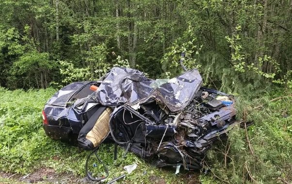Три человека погибли в смятой машине в Юрьянском районе