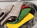 Микроволновка вместо стиральной машины: как за 2 минуты отстирать застарелые жирные пятна на кухонных полотенцах