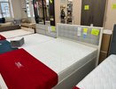 Золотые ручки и глянцевые фасады уже устарели: вот какая мебель не выйдет из моды и через 10 лет: дизайнеры назвали главные тренды 2026 года