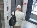 В Кирове пенсионер бил и пинал школьницу на детской площадке: видео