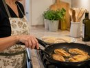 Кляр "пушок" сделает из минтая и хека блюдо уровня Мишлен: сыпем муку, разрыхлитель и мешаем с яйцами и чесноком