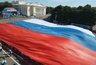 В центре Кирова развернули рекордно большой флаг в День России