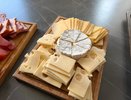 Этот популярный сыр из непастеризованного молока может убить. Профессор предупредила об опасной бактерии