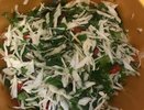 Хоть редиска, хоть огурцы с помидорами: летний салат станет ярким с такой заправкой — мешаю 4 ингредиента и забываю про майонез