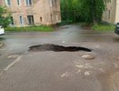 "Скорая и пожарная не могут проехать": в Кирове дорогу к дому перегородила яма
