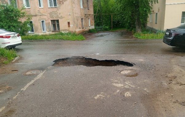 "Скорая и пожарная не могут проехать": в Кирове дорогу к дому перегородила яма