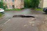 "Скорая и пожарная не могут проехать": в Кирове дорогу к дому перегородила огромная яма