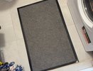 Никаких текстильных половиков: 3 альтернативных варианта ковриков в прихожую, которые реально задерживают песок и грязь