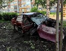 Машина превратилась в груду металла: два человека на иномарке влетели в дерево под Кировом