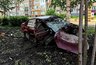 Машина превратилась в груду металла: два человека на иномарке влетели в дерево под Кировом