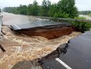 Под Кировом разорвало дорогу из-за мощного потока воды