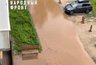 "Вода доходит до лестниц в подъезде": кировский двор превращается в Венецию после дождей
