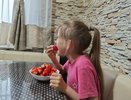 Зимой ем клубнику как свежую, знаю главное правило заморозки: ни льда, ни инея — ягода не теряет цвет и не пускает сок