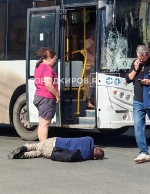 В Кирове автобус сбил мужчину на центральном перекрестке