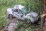 Под Слободским легковушка с двумя людьми вылетела с дороги и врезалась в дерево