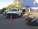Мальчик с девочкой на мотоцикле влетели в иномарку в Кирове
