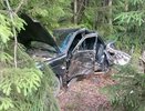 Разбитый автомобиль с тремя людьми обнаружили в деревьях под Оричами