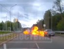 В Кирове прямо перед водителем авто на дороге случился взрыв: есть видео