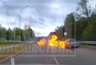 В Кирове прямо перед водителем авто на дороге случился взрыв: есть видео