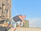Крысу с канистрами заметили на АЗС на Павла Корчагина