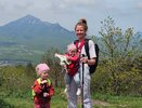 Мама из Кирова помогает водителям в бензиновых пробках: "Пока стоите в очереди, займу ваших детей"