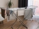 Балкона нет, а бельё сохнет за ночь: 5 удобных способов, которые не загромождают маленькую квартиру