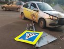 Таксист влетел в дорожный знак и покалечил пассажирку в Кирове