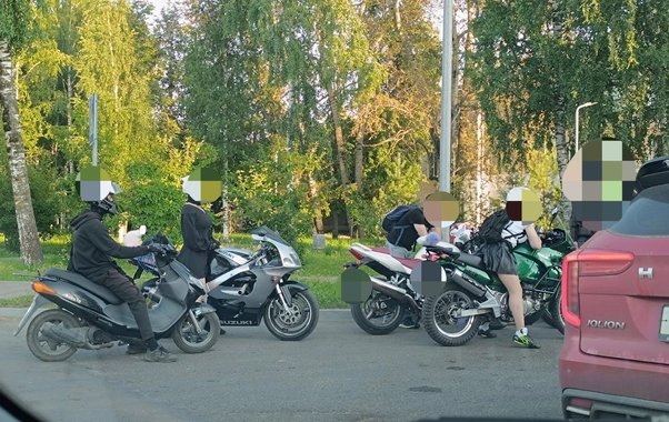 "Целую колонку заняли!": водители машин и байкеры в Кирове делят заправку