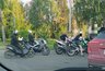 "Целую колонку заняли!": водители машин и байкеры в Кирове делят заправку