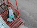 Охотницу за цветами поймали на камеру наблюдения в Кирове