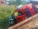 Водителя фуры зажало в кабине после ДТП с поездом