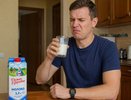 Американец попробовал наше молоко - и скривился: почему ему не понравилось - ответ вас удивит